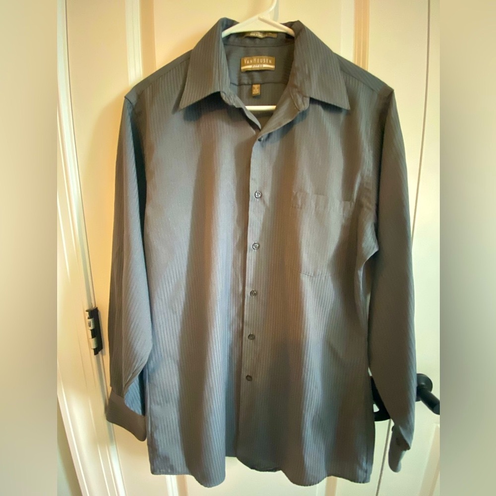 Van Heusen. Men’s long sleeve button down long sleeve shirt. Gray. Fitted. SZ M.